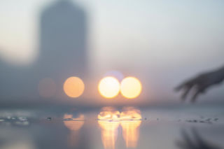 Donald Tusk oferuje wsparcie po pożarze w Szwajcarii. Kto i w jaki sposób może liczyć na pomoc?