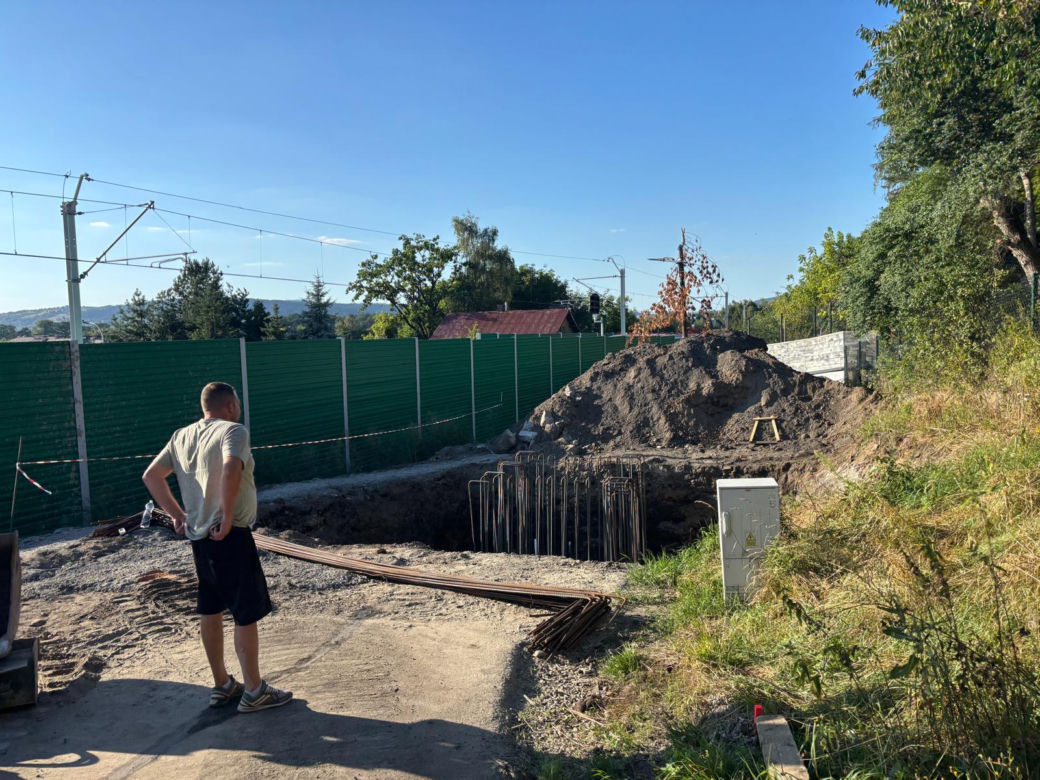 Kolej buduje 40- metrowy maszt w okolicy ul. Tatrzańskiej
