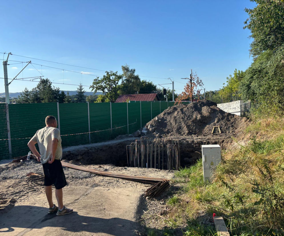 Mieszkańcy ul. Tatrzańskiej zaniepokojeni!  PKP postawi przed ich domami 40-metrowy maszt. „Nikt z nami nie rozmawiał”