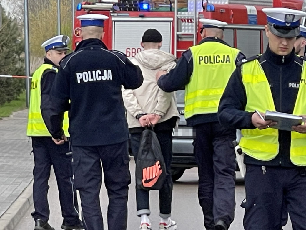 Dramat pod Wołominem. Pijany kierowca busa skosił dwóch pieszych. W akcji śmigłowiec LPR