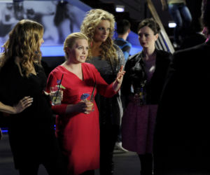 PRZYJACIÓŁKI 2 sezon odc. 25. Anka (Magdalena Stużyńska), Patrycja (Joanna Liszowska), Zuza (Anita Sokołowska), Inga (Małgorzata Socha)