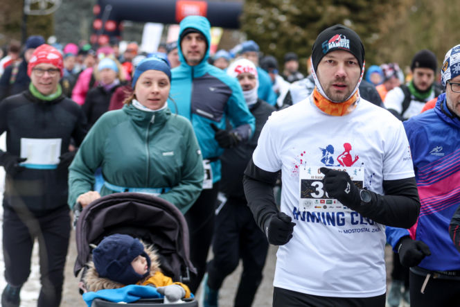Wystrzał startera zamiast szampana. Tłumy powitały Nowy Rok na XX Śląskim Maratonie Noworocznym Cyborg