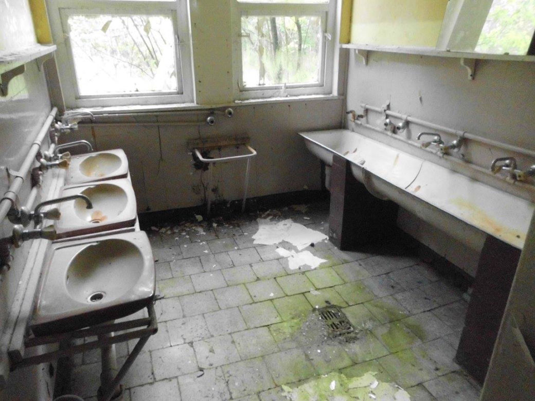 Nie chcielibyście spędzić tam wakacji! Opuszczony ośrodek kolonijny od środka