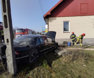 Nowy Sącz. WYPADEK na ul. Nawojowskiej. Samochód wpadł na cudzą posesję