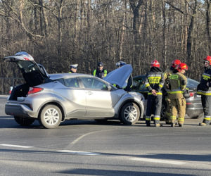 Zadławił się bananem i wjechał w autobus miejski. Kierowca walczy o życie