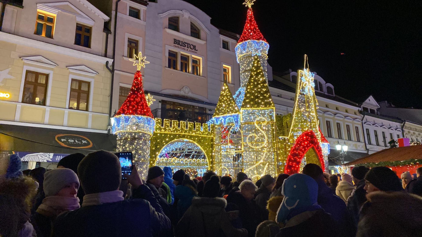 RZESZÓW. Świąteczne Miasteczko na Rynku rozbłysło milionem światełek. Czuć magię świąt! [ZDJĘCIA]