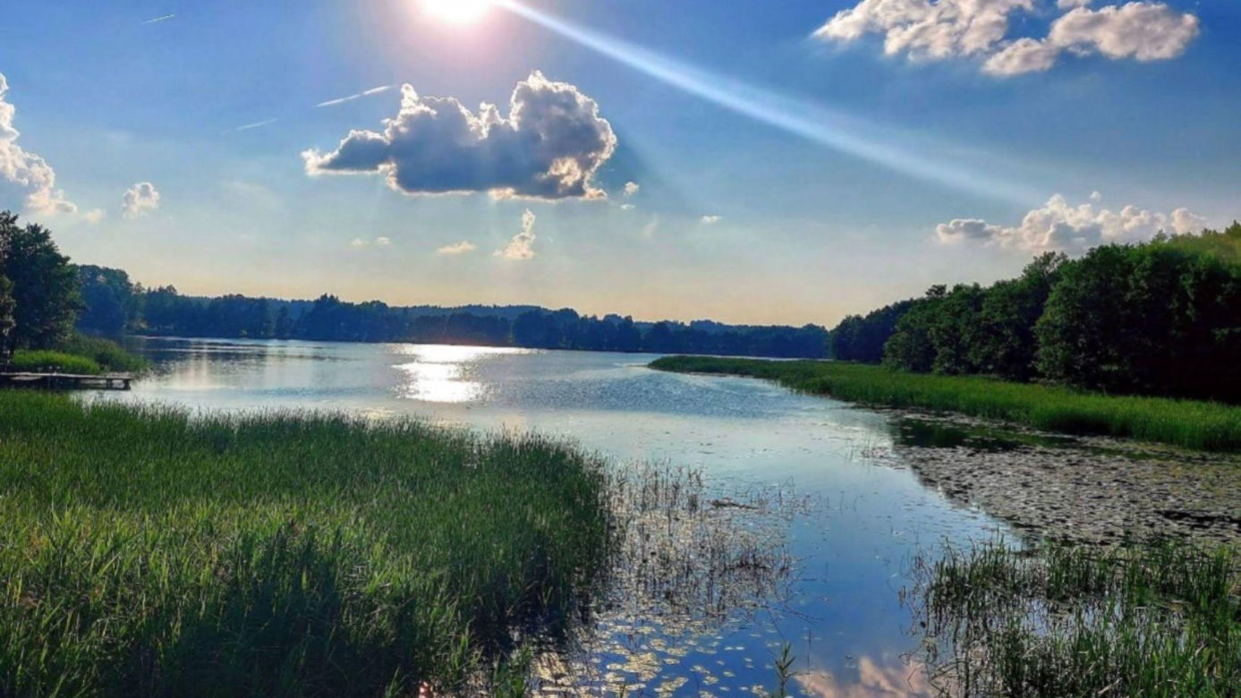 To najpiękniejsze jezioro w woj. podlaskim według AI! Leży w unikalnym miejscu na Podlasiu