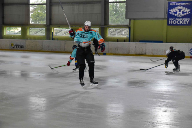Latem trenują na łyżwach pod okiem trenerów z NHL