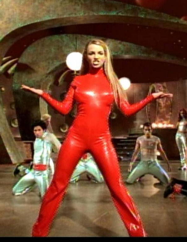 Julia Wieniawa, Britney Spears