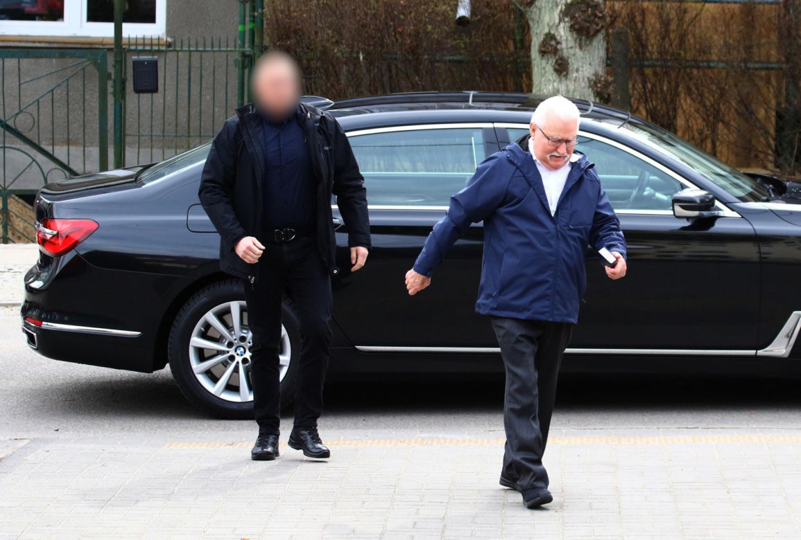 Wiosenny Lech Wałęsa na wielkanocnej mszy