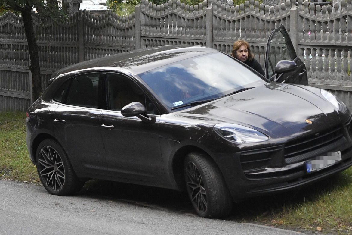 Żona wozi Olbrychskiego porshe