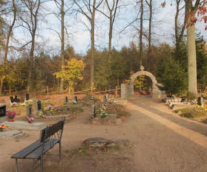 Leśne cmentarze na Warmii i Mazurach