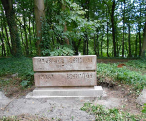 Zaniedbany stary cmentarz przy ul. Ostrowskiej zmienia się w piękny park