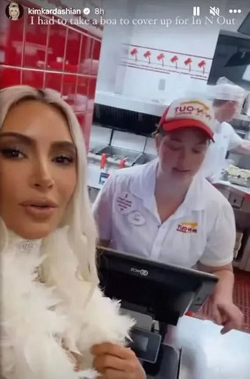 Kim Kardashian spędziła urodziny w barze z frytkami. W skąpym bikini zajadała burgera