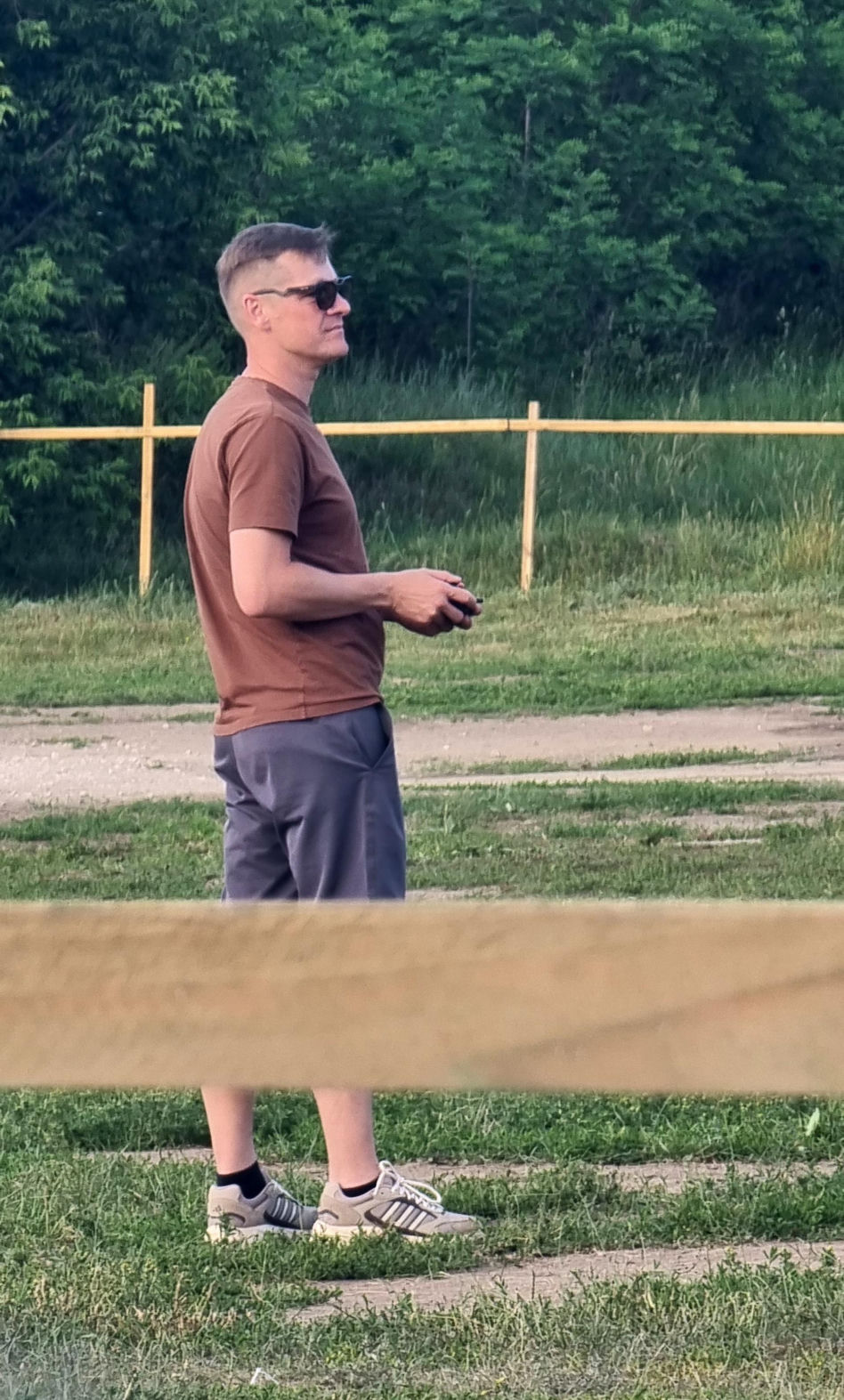 Marcin Mroczek bawi się samolotem