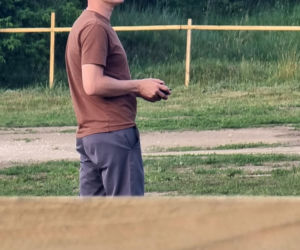 Marcin Mroczek bawi się samolotem