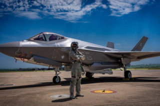 Polscy piloci w pełni wyszkoleni do obsługi myśliwców F-35. Jako pierwsi ukończyli szkolenie w bazie Ebbing