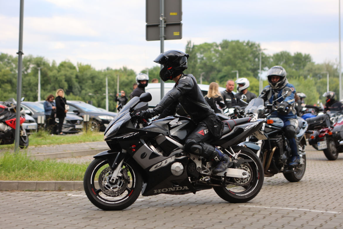Przed Areną Lublin symbolicznie pożegnano dwójkę tragicznie zmarłych motocyklistów