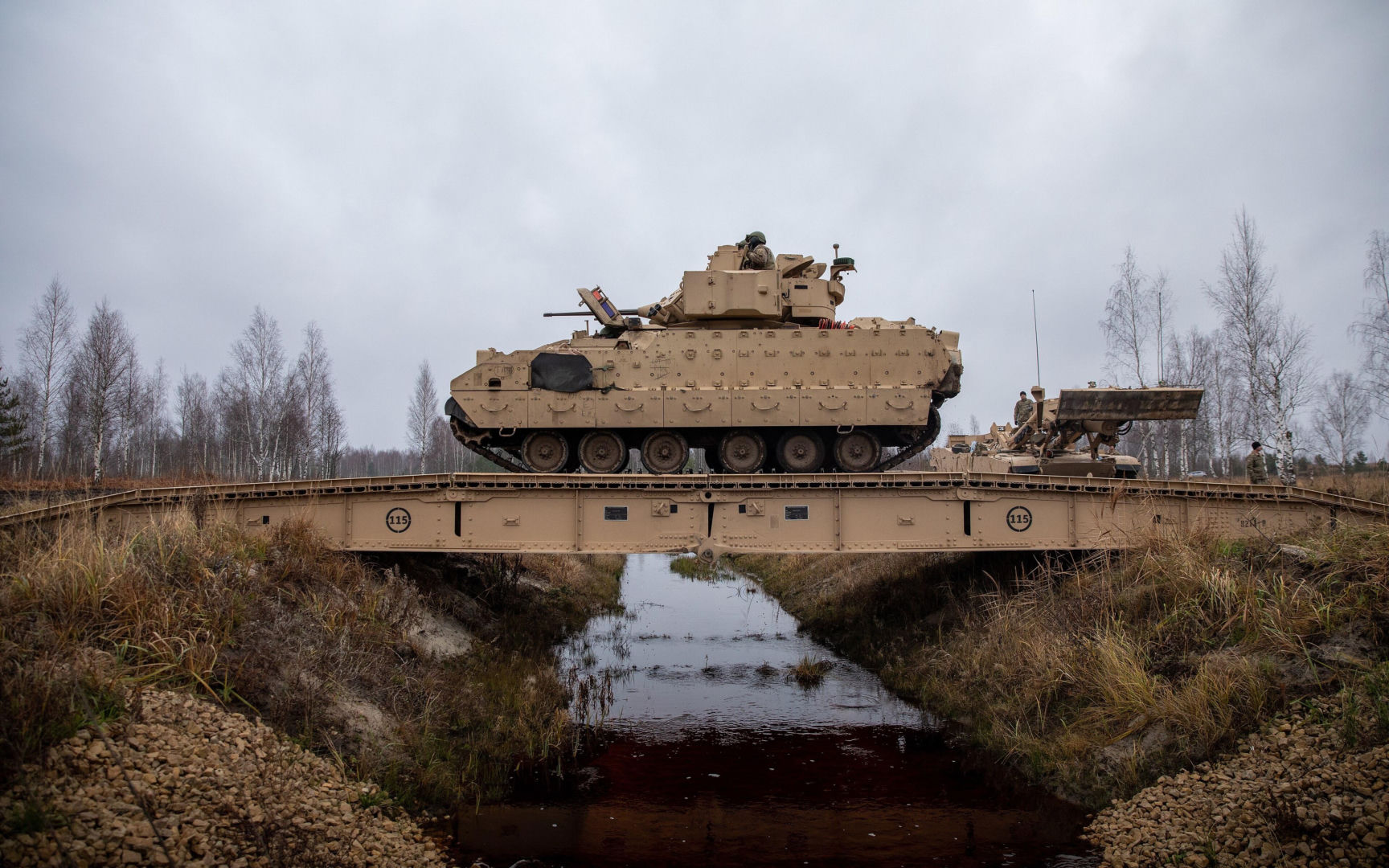 Pancerny lewar dla Abramsów dotarł do Polski. Mosty szturmowe M1110 JAB meldują się
