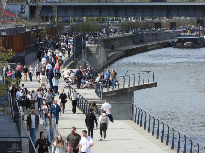 Akcja służb w centrum Warszawy. W Wiśle dryfowało ciało