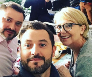 Na dobre i na złe. Borys (Marcin Zacharzewski), jego brat Jakub (Maciej Zacharzewski), matka Wasiakowa (Ewa Serwa)