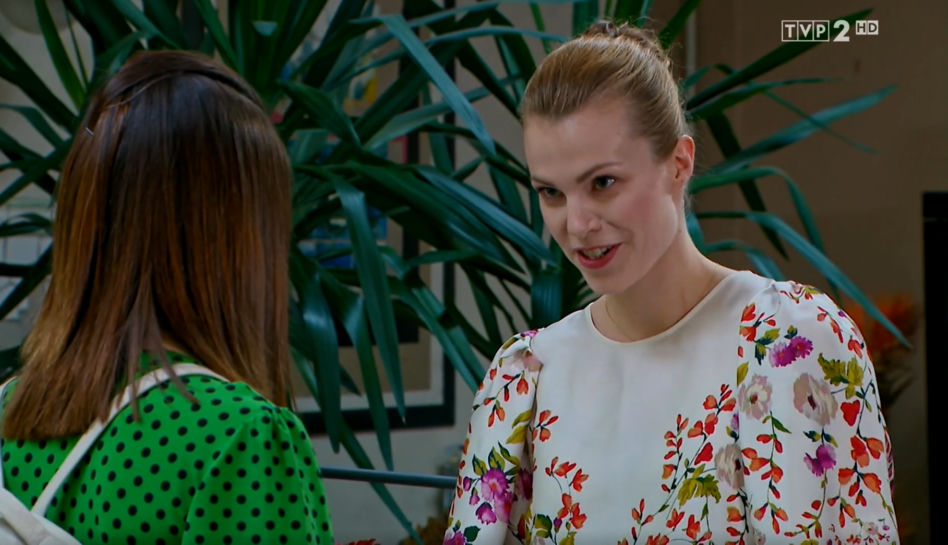 Barwy szczęścia, odcinek 2348, Agata (Natalia Zambrzycka), Mirka (Magdalena Dwurzyńska) 