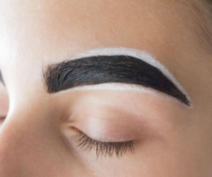 Zapomnij o hennie do brwi. Wystarczą dwa produkty, które masz w kuchni, a przyciemnisz włoski o ton. Domowy sposób na przyciemnienie brwi