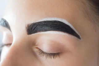 Zapomnij o hennie do brwi. Wystarczą dwa produkty, które masz w kuchni, a przyciemnisz włoski o ton. Domowy sposób na przyciemnienie brwi