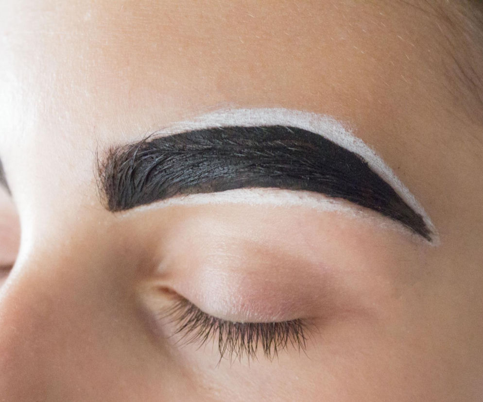 Zapomnij o hennie do brwi. Wystarczą dwa produkty, które masz w kuchni, a przyciemnisz włoski o ton. Domowy sposób na przyciemnienie brwi