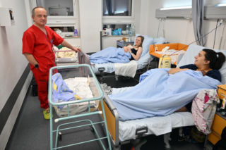 Pan Grzegorz to pierwszy położny w Polsce! Zdradza, jak oszukał system, by pomagać rodzącym kobietom