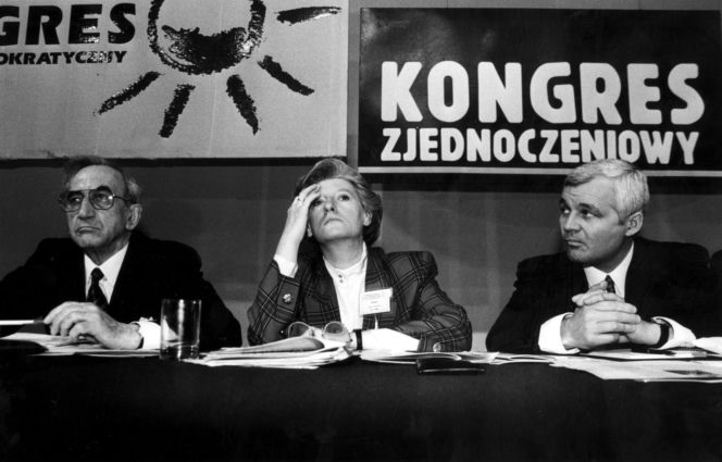 Była pierwszą kobietą na stanowisku premiera III RP. Już po roku złożyła dymisję