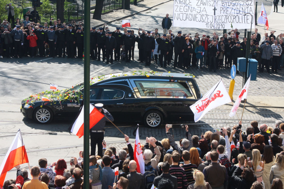 Morze łez, setki krakowian na ulicach. Tak żegnano ofiary katastrofy smoleńskiej 10 lat temu