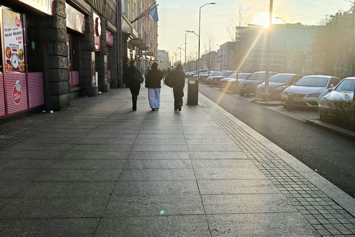 Ławki zniknęły z Alei Niepodległości