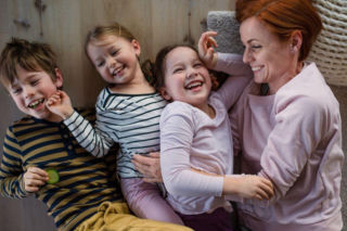 Trójka dzieci to już za dużo? Sprawdź, co nauka mówi o wpływie rodzicielstwa na umysł