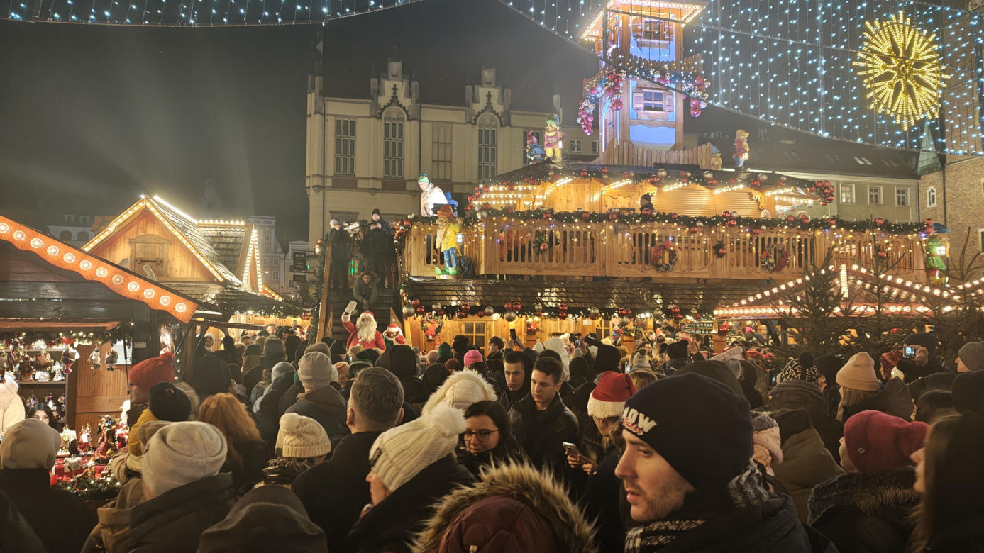 Największa choinka we Wrocławiu już rozświetlona! Tłumy powitały Świętego Mikołaja 