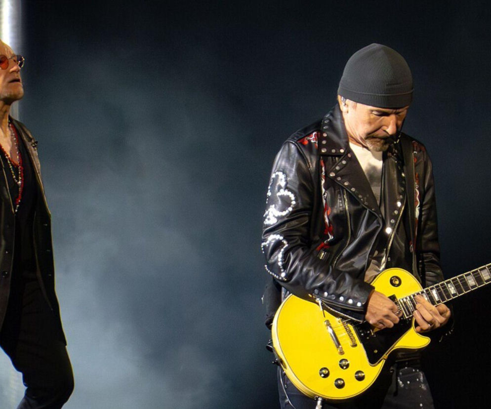 Bono i The Edge z zespołu U2 występują na scenie. O najlepszych utworach grupy przeczytasz na EskaRock.
