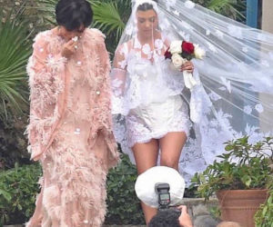  Kourtney Kardashian wzięła kolejny ślub. ta sukienka to jakiś kosmos!