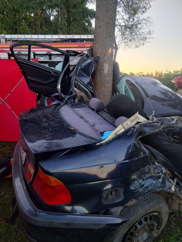 Tragiczny wypadek w Zalesiu. Nie żyje 23-letni kierowca BMW