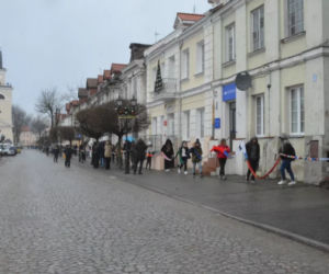 Szalik o długości 367 metrów! Mieszkańcy Pułtuska z przytupem otwierają aukcje WOŚP [ZDJĘCIA]