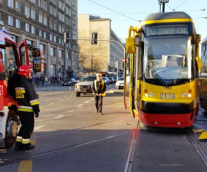 Warszawa zablokowana! Czołowe zderzenie tramwajów na skrzyżowaniu Solidarności i Jana Pawła przy kinie Femina