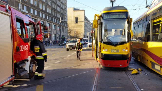 Warszawa zablokowana! Czołowe zderzenie tramwajów na skrzyżowaniu Solidarności i Jana Pawła przy kinie Femina