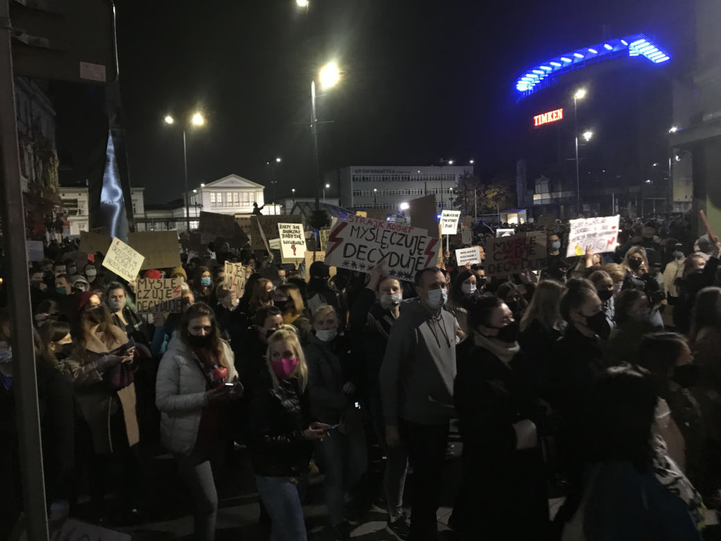 Strajk kobiet w Sosnowcu. Tłumy na ulicach! Wsparcie karetek, medyków i taksówkarzy