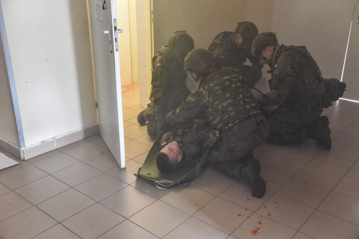Efektowne ćwiczenia WOT w Czernikowie pod Toruniem. "Scenariusz zakładał atak przeciwnika na szkołę z kilkudziesięcioma uczniami"