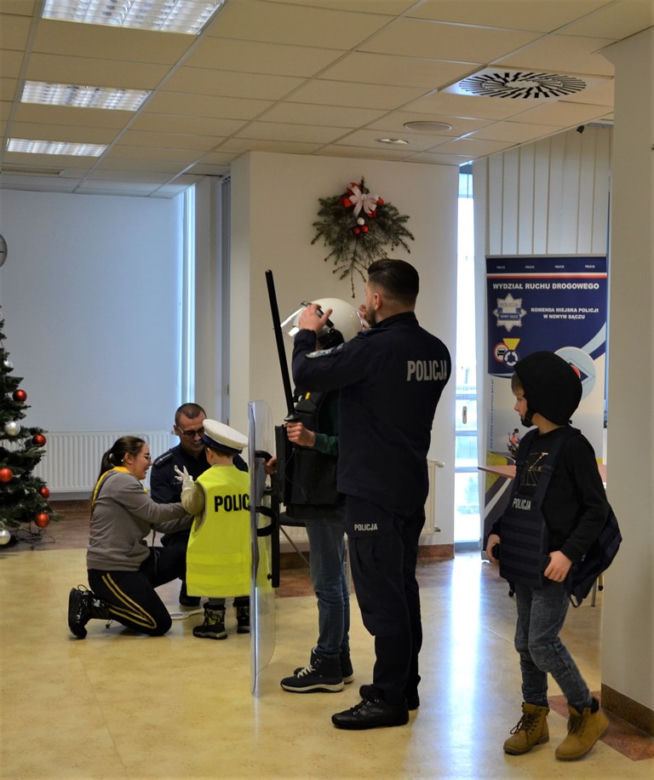 Uczestnicy akcji "Bezpieczne ferie" z wizytą u sądeckich policjantów