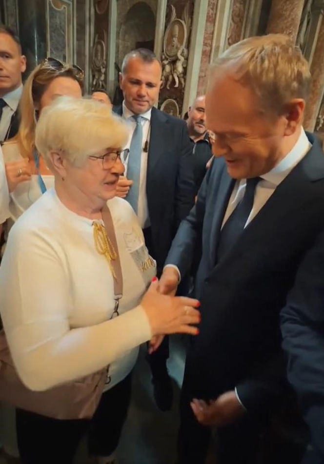 Ludzie spotkali Tuska w Watykanie i się zaczęło! Zaskakujące sceny w kościele tuż przy grobie Jana Pawła II