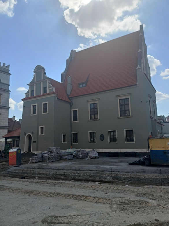 Kładą kostkę granitową na Starym Rynku w Poznaniu