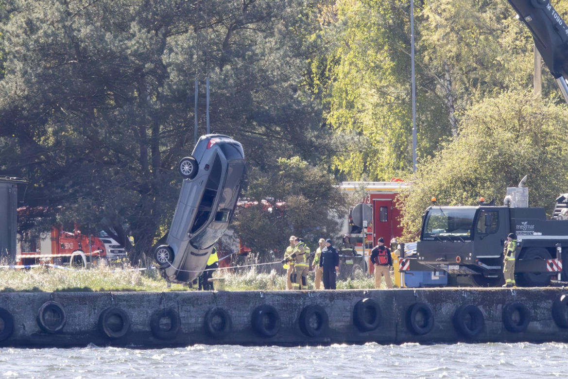 Akcja wydobycia samochodu z Kanału Piastowskiego w Świnoujściu