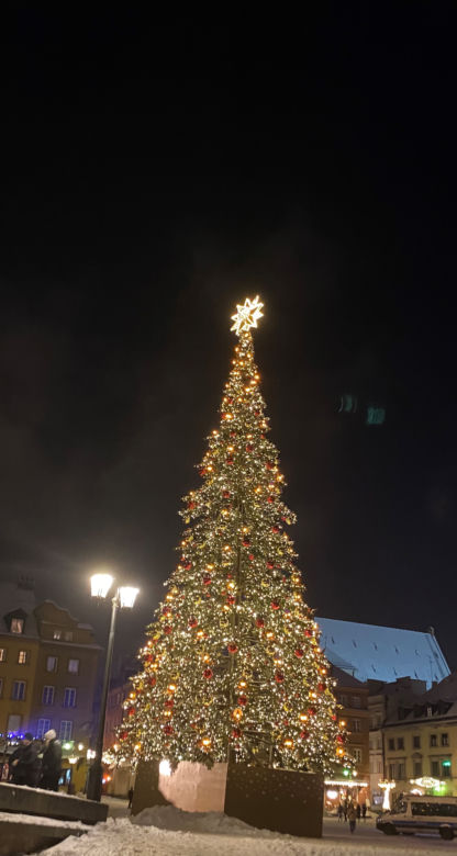 Warszawska iluminacja w śnieżny wieczór