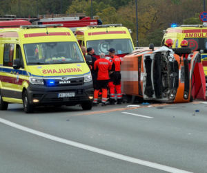 Tragiczny wypadek na Trasie Łazienkowskiej. Świadkowie wyciągali kierowcę przez bagażnik