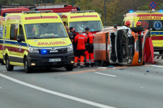 Tragiczny wypadek na Trasie Łazienkowskiej. Świadkowie wyciągali kierowcę przez bagażnik